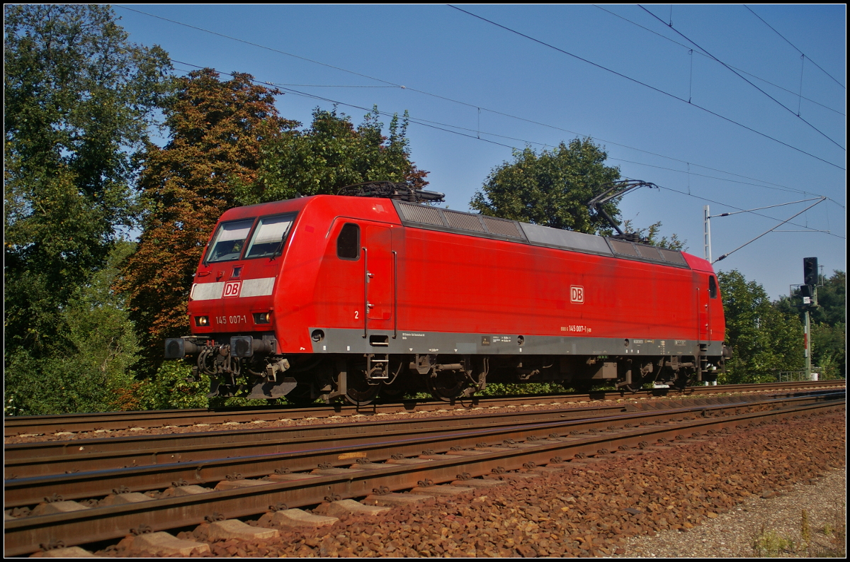 DB Cargo 145 007-1 fuhr solo am 30.08.2017 Richtung Schönefeld und konnte kurz hinter dem Bahnübergang S-Bahnhof Berlin Wuhlheide fotografiert werden
