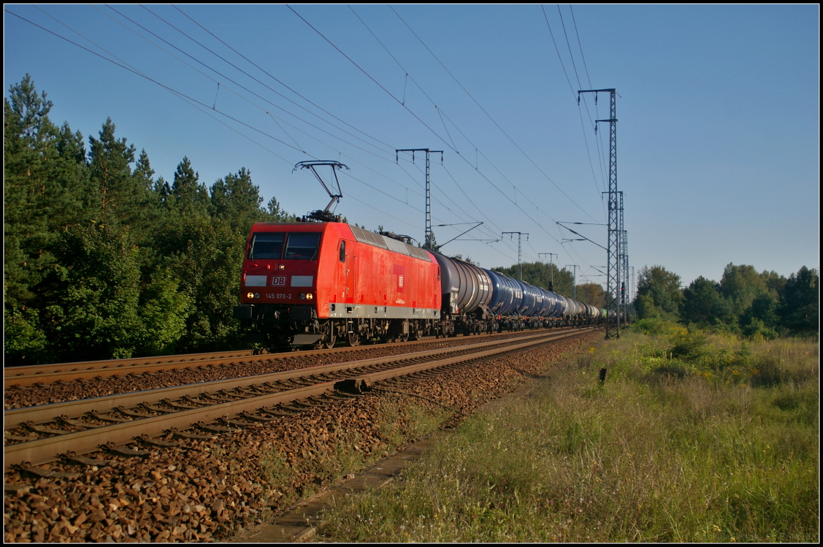 DB Cargo 145 078-2 fuhr mit einem Kesselwagenzug am 29.08.2017 durch die Berliner Wuhlheide
