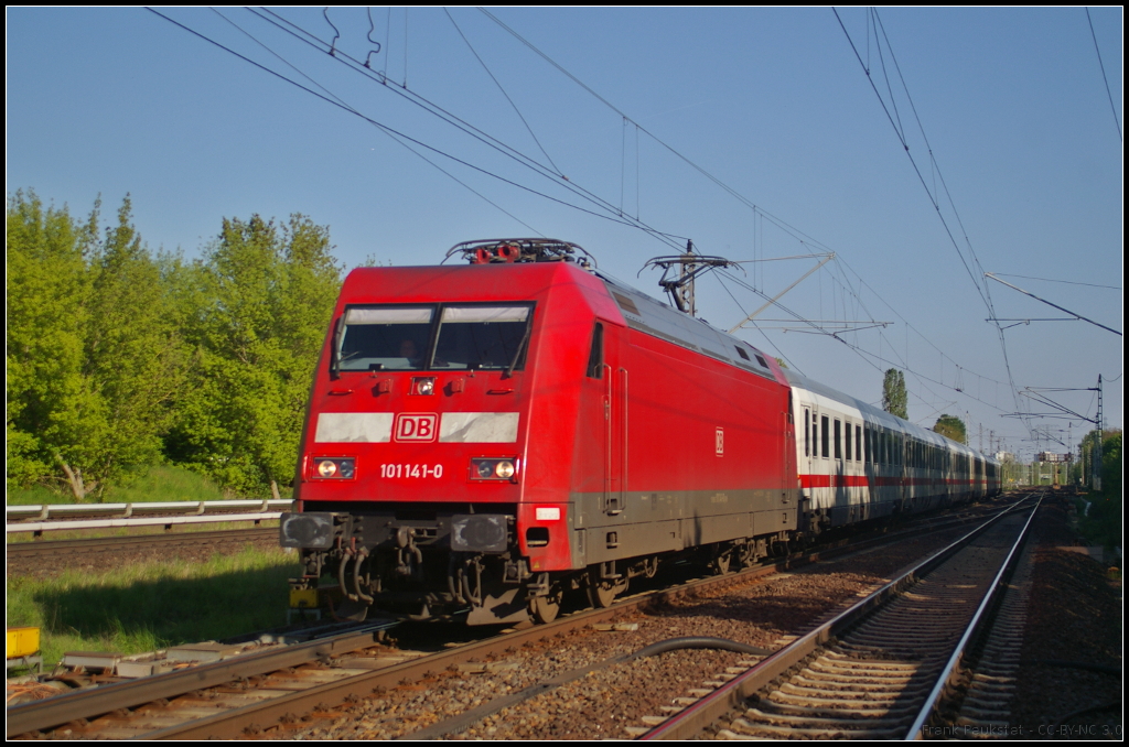 DB Fernverkehr 101 141-0 fuhr mit einem IC am 11.05.2017 durch Berlin-Hohenschönhausen