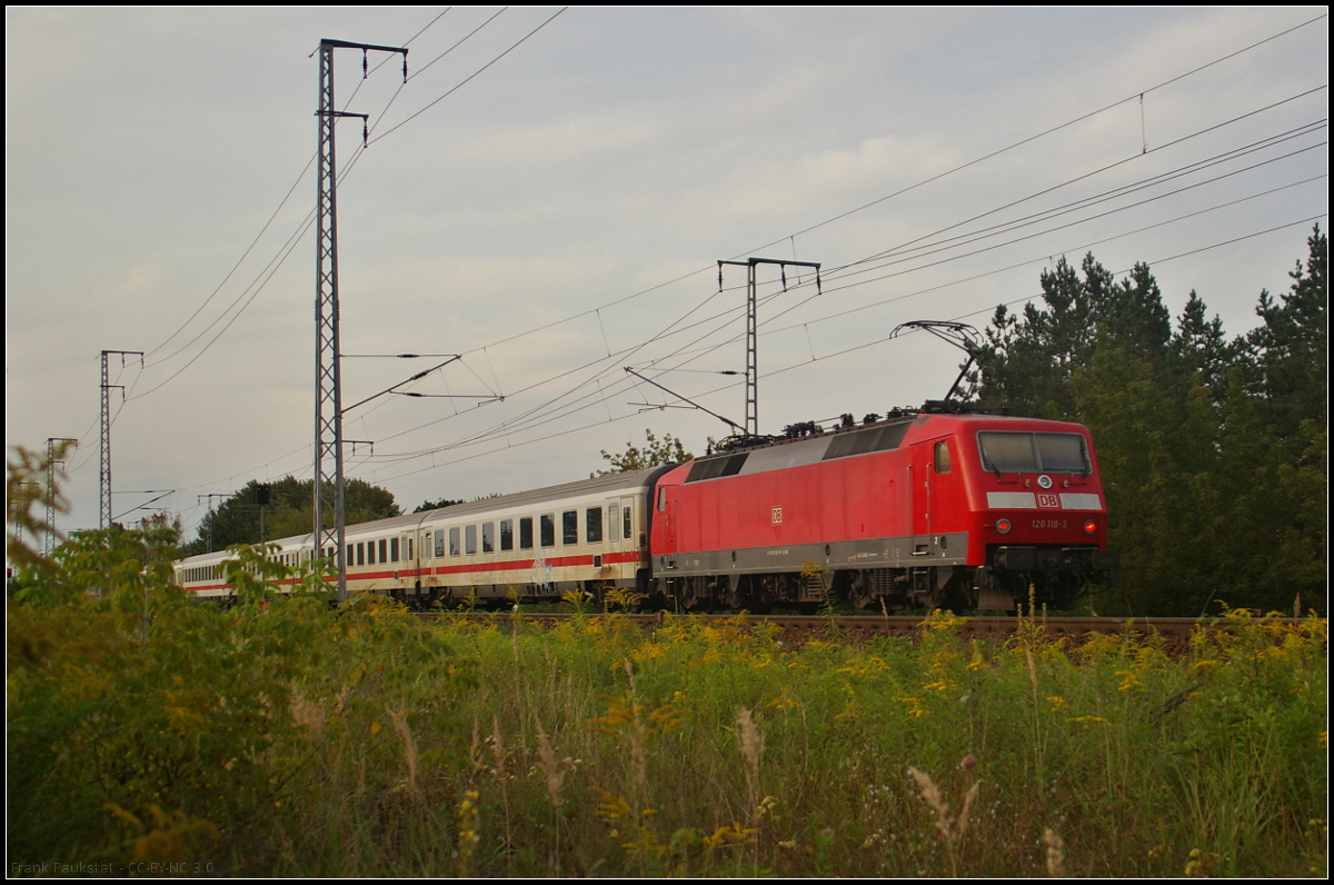 DB Fernverkehr 120 119-3 schob am spten Abend des 30.08.2017 einen IC Richtung Lichtenberg durch die Berliner Wuhlheide