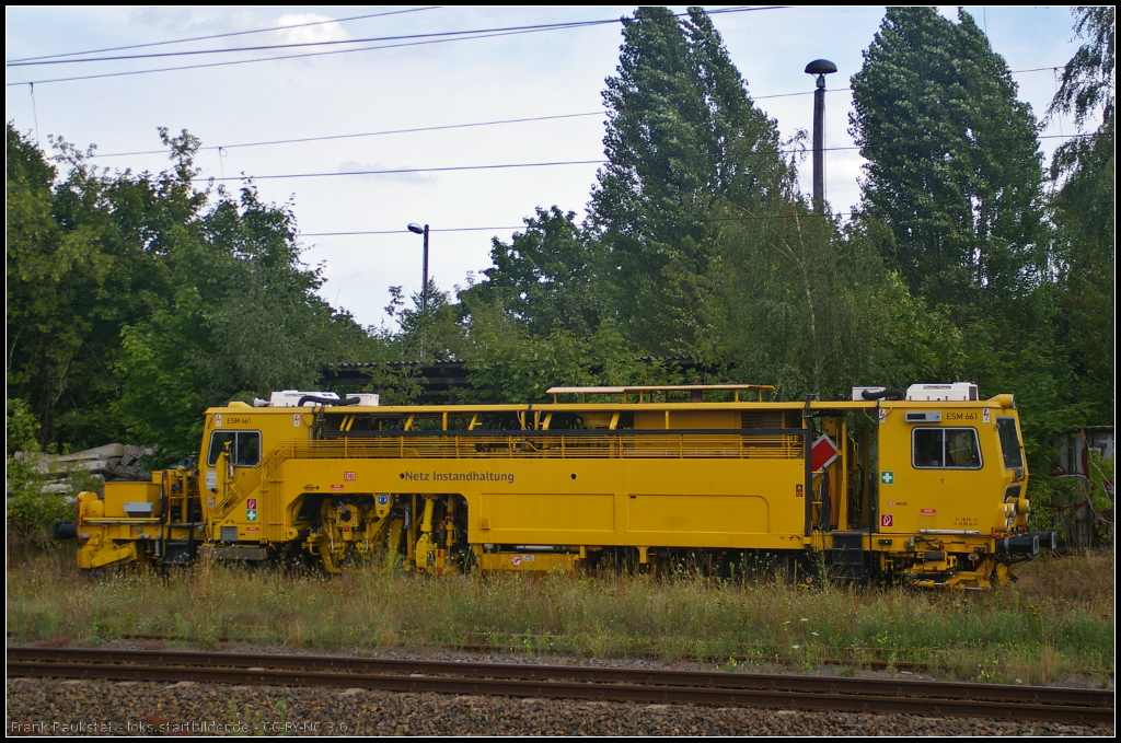 DB Netz 97 43 52 001 17-2 / ESM 661 abgestellt am 11.08.2014 in Berlin-Blankenburg