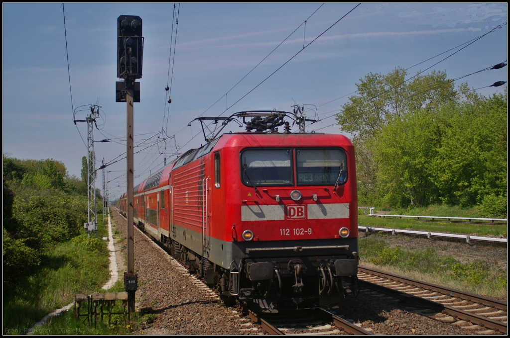 DB Regio 112 102-9 fhrt mit dem RE3 Berlin Hbf am 11.05.2017 durch den Bahnhof Berlin-Hohenschnhausen.