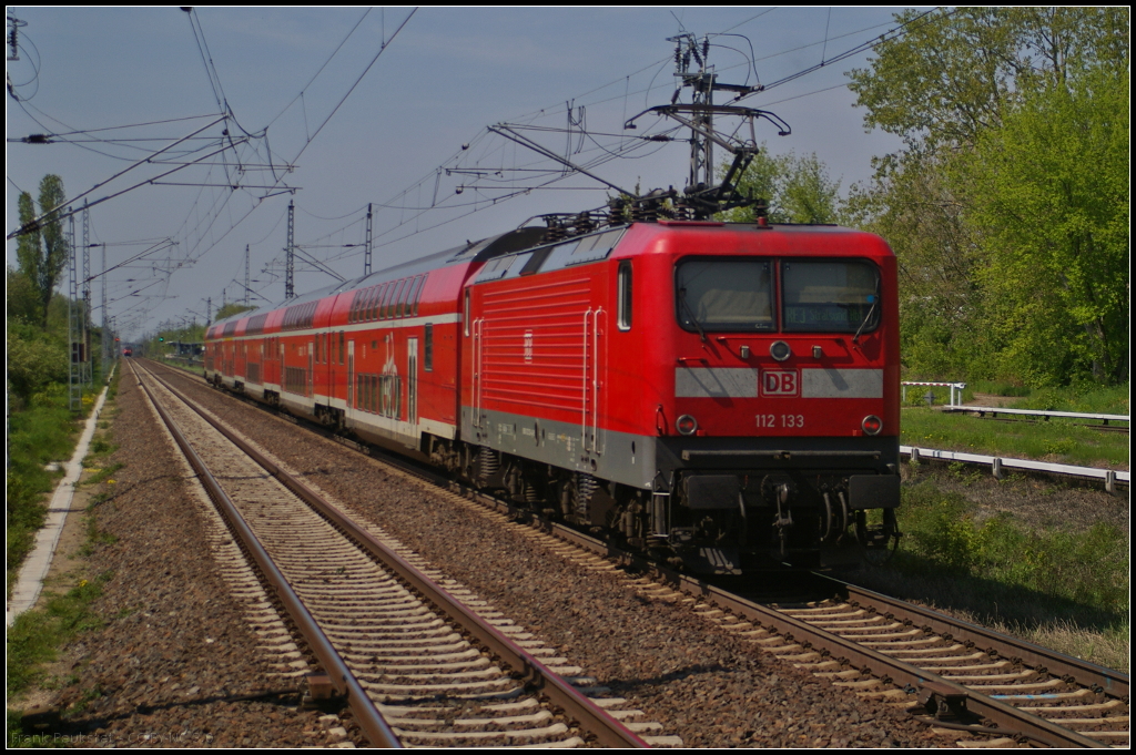 DB Regio 112 133-4 schob am 11.05.2017 den RE3 Stralsund durch den Bahnhof Berlin-Hohenschnhausen