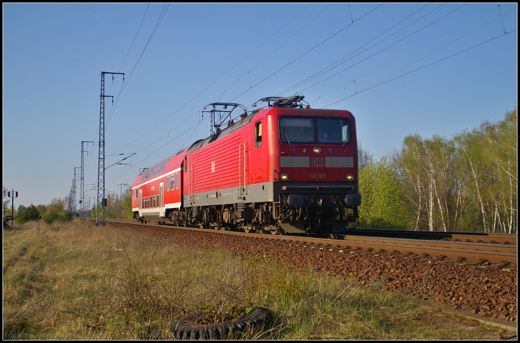 DB Regio 112 185 mit Dosto in Berlin Wuhlheide, 23.04.2015. Mit dem Doppelstockwagen D-DB 50 80 25-04 301-1 DBuza 747.1 kam die Lok durchgefahren. Wohin es ging war zu dem Zeitpunkt nicht zu ermitteln.