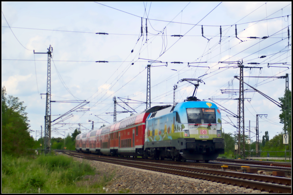 DB Regio 182 002  Es gibt immer etwas zu entdecken - mit dem RE1  mit RE1 Magdeburg Hbf am 21.05.2016 an der Kreuzung Elbbrücke in Magdeburg
