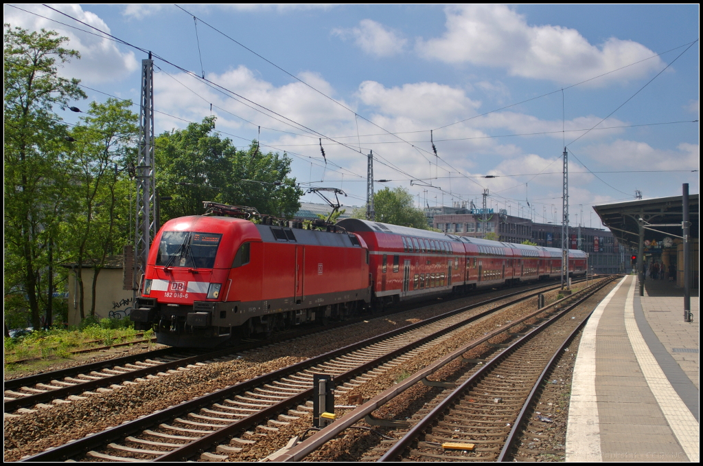 DB Regio 182 016-6 fuhr am 16.05.2017 mit einem Regionalexpress am S-Bahnhof Berlin-Kpenick vorbei