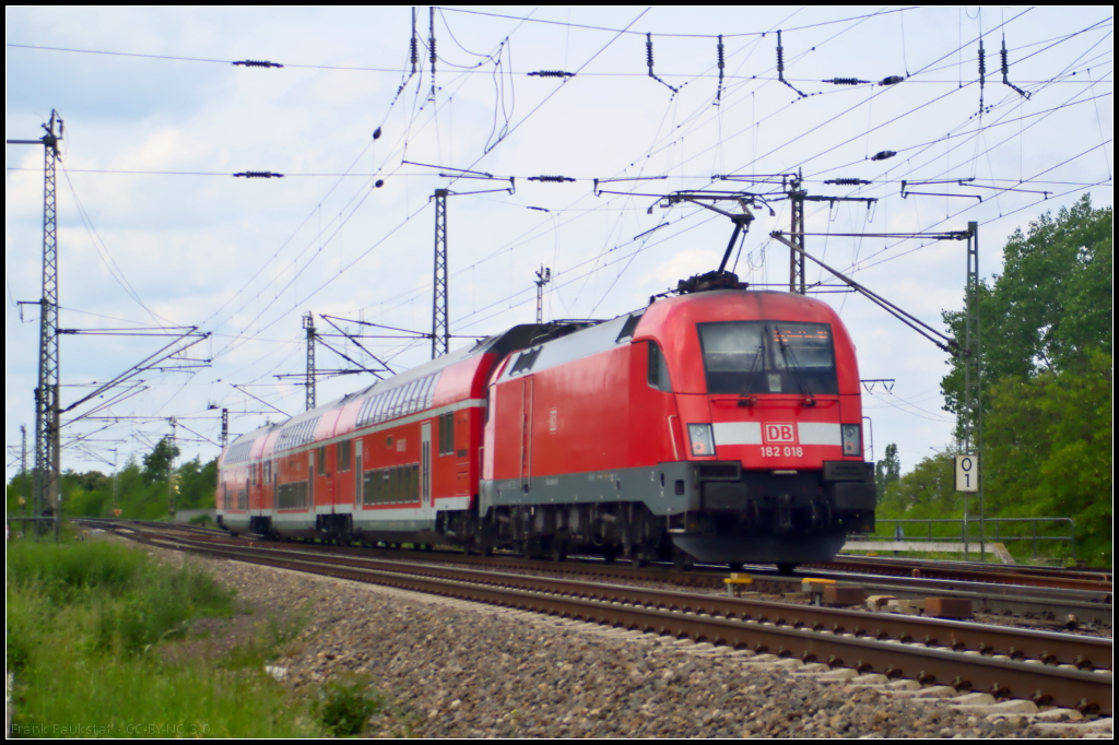 DB Regio 182 018 mit der RB42 Magdeburg Hbf am 21.05.2016 an der Kreuzung Elbbrücke in Magdeburg