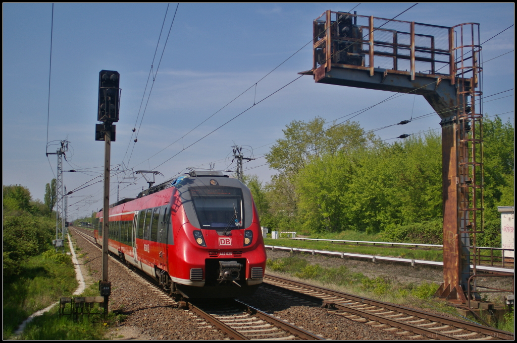DB Regio 442 125-1 kam am 11.05.2017 zum planmigen Halt in den Bahnhof Berlin-Hohenschnhausen eingefahren.