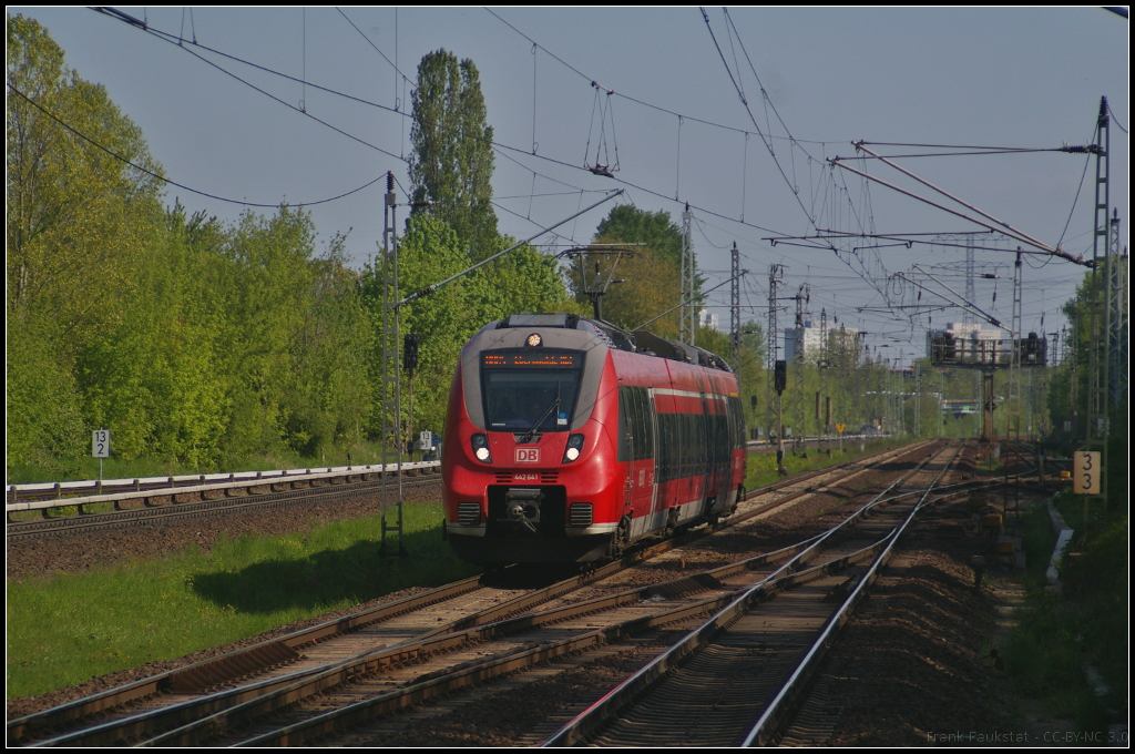 DB Regio 442 141-1 fuhr am 11.05.2017 als RB24 Eberswalde Hbf zum Halt in den Bahnhof Berlin-Hohenschnhausen ein