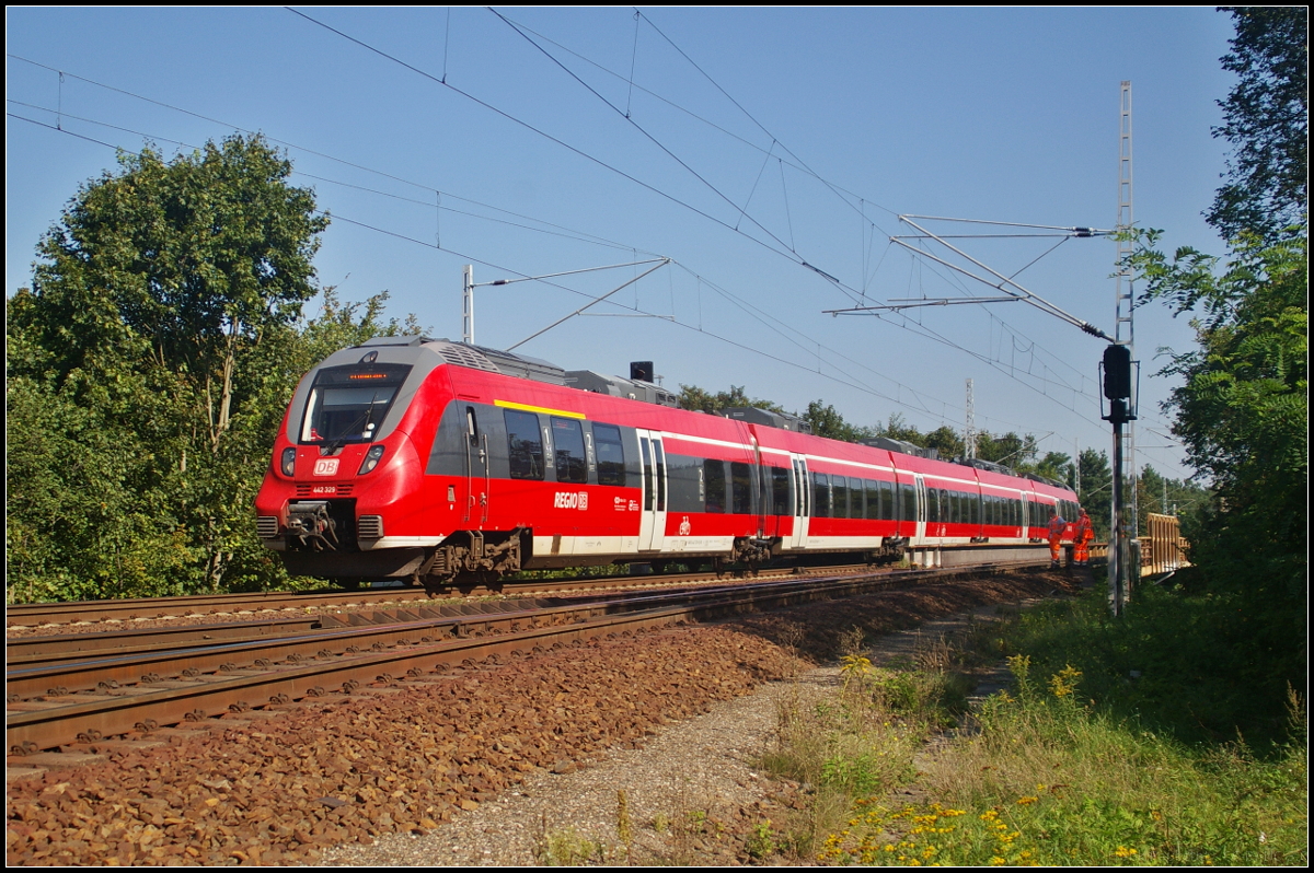 DB Regio 442 329-9 war auf Probefahrt, so die Auskunft in der Fahrtrichtungsanzeige des 5-teiligen Talent 2, als er am 30.08.2017 kurz hinter dem Bahnbergang der Rudolf-Rhl-Allee in Berlin abgelichtet werden konnte. Wenig spter kam er wieder zurck. Doch eine Probefahrt?