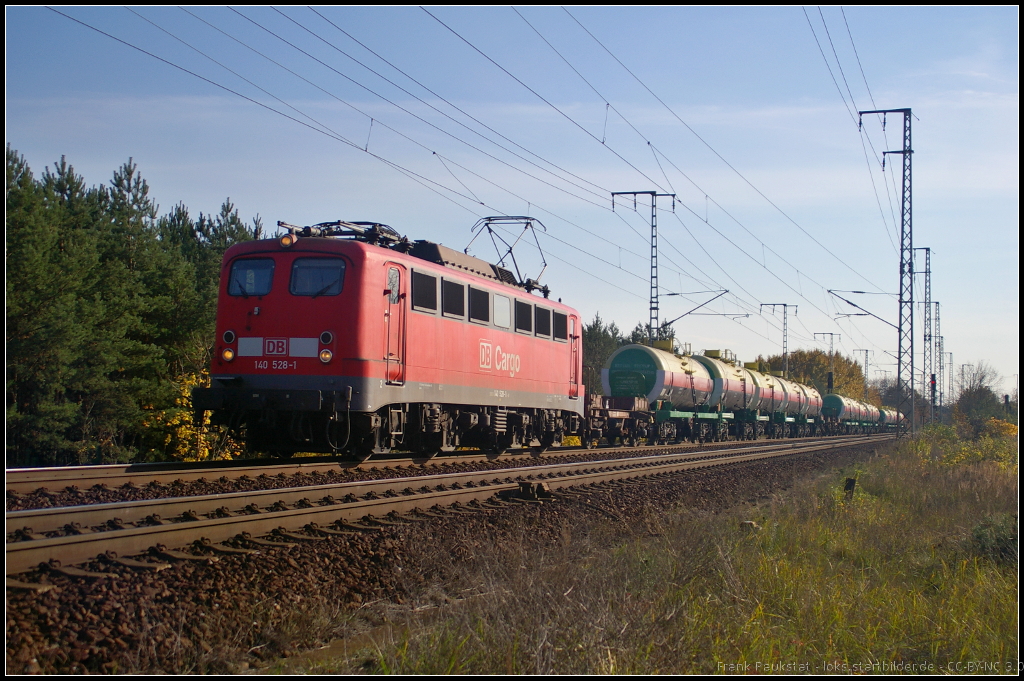 DB Schenker 140 528-1 mit einem Phosphor-Zug am 22.10.2013 in der Berliner Wuhlheide