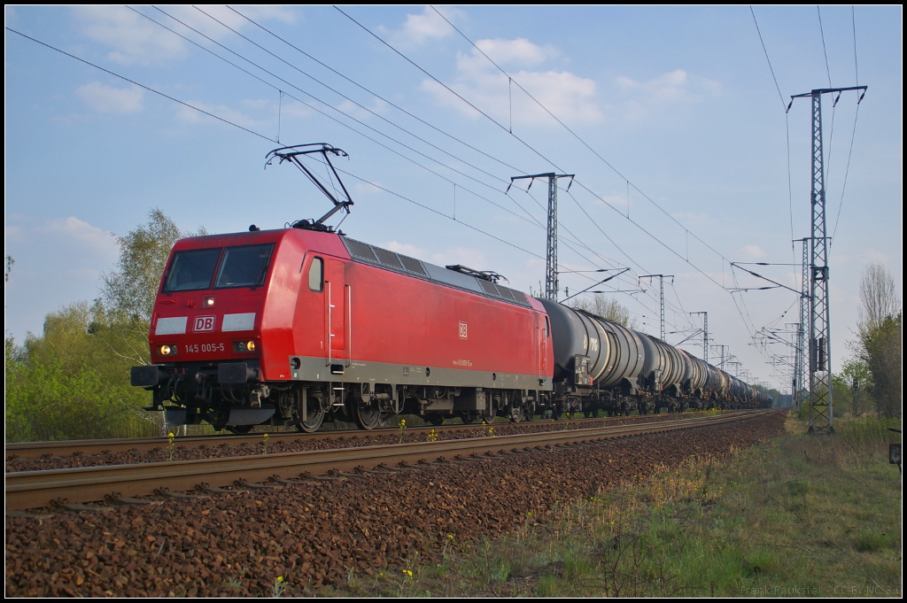 DB Schenker 145 005-5 fuhr mit Zacns-Wagen durch die Berlin Wuhlheide, 24.04.2015