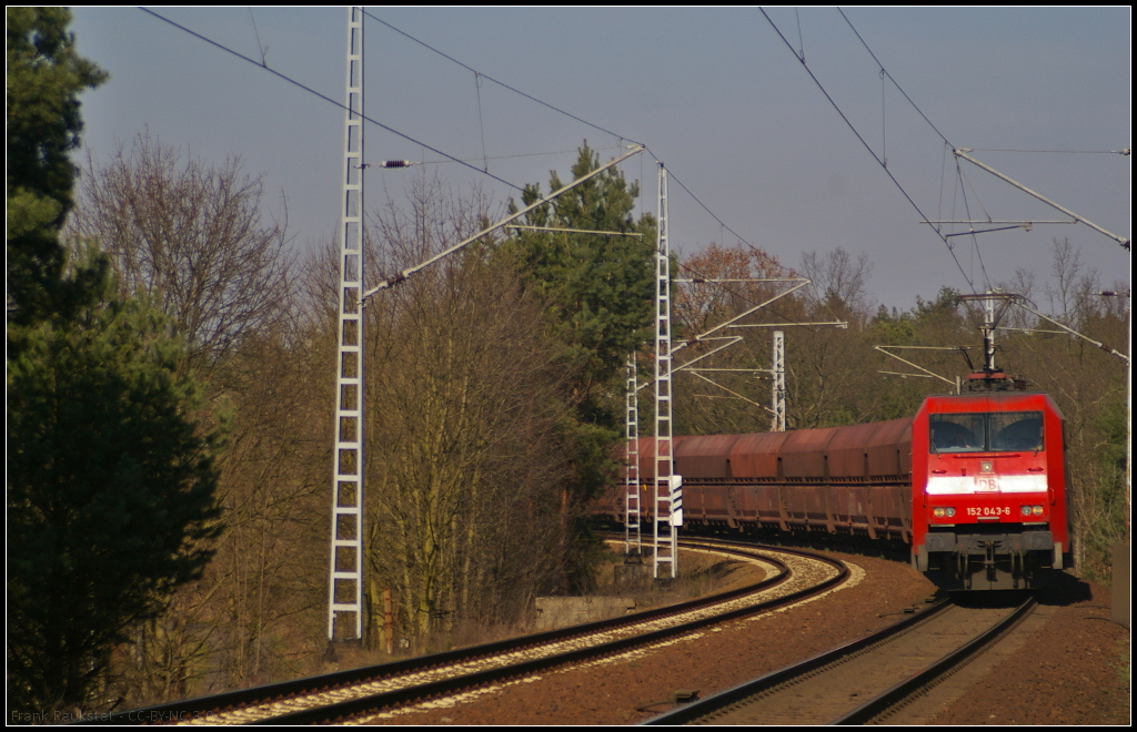 DB Schenker 152 043-6 und 152 113 mit Kohlependel in Berlin Wuhlheide, 19.03.2015