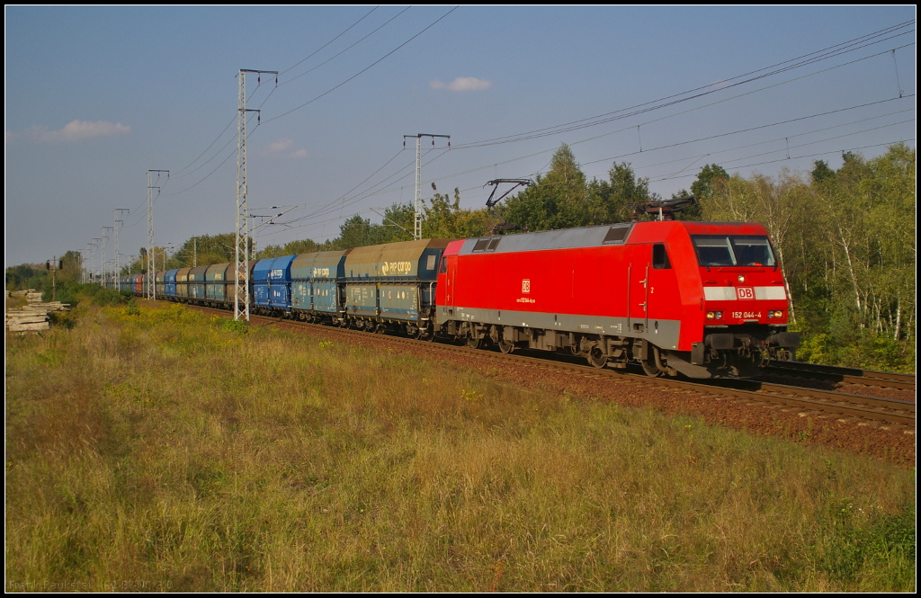 DB Schenker 152 044-4 fuhr mit polnischen Falns-Wagen am 17.09.2014 durch die Berliner Wuhlheide