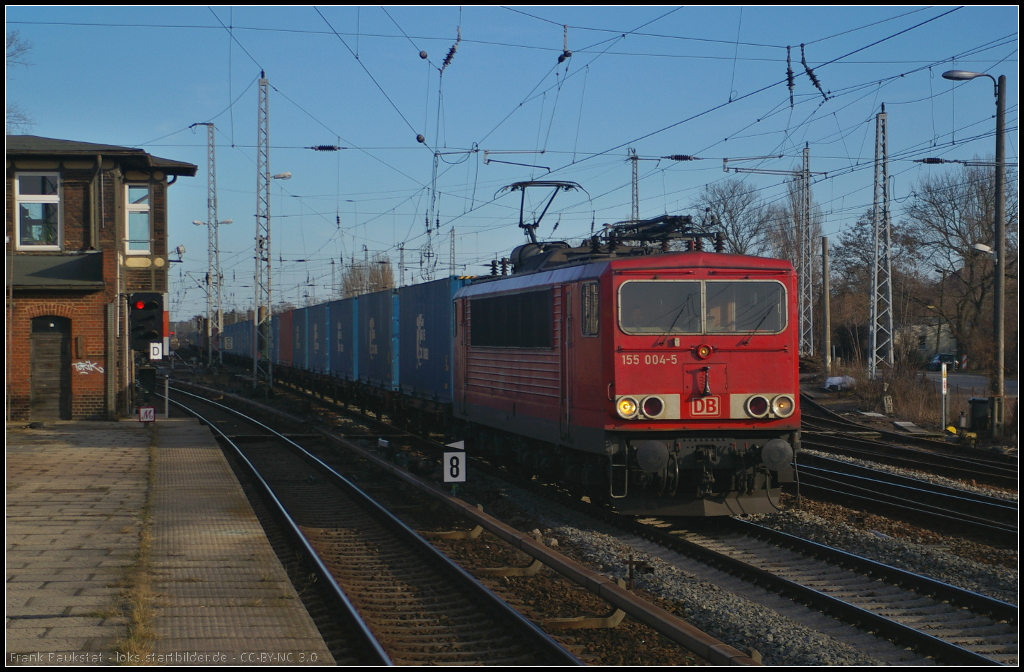 DB Schenker 155 004 mit Container-Zug am 10.02.2014 in Berlin-Köpenick. Aufgrund einer Umleitung war der Zug gegen 18 Uhr noch in der Greifswalder Str anzutreffen