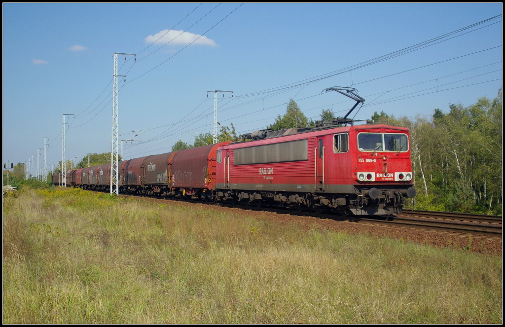 DB Schenker 155 068-0 fuhr mit einem gemischten Güterzug am 18.09.2014 durch die Berliner Wuhlheide