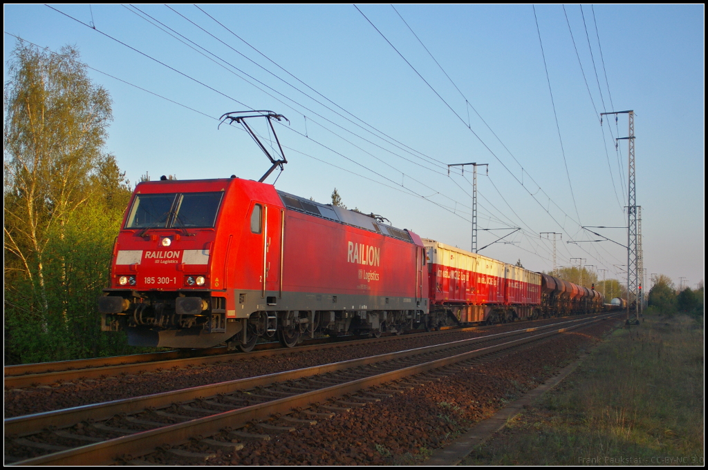 DB Schenker 185 300-1 mit gem. Güterzug in Berlin Wuhlheide, 23.04.2015