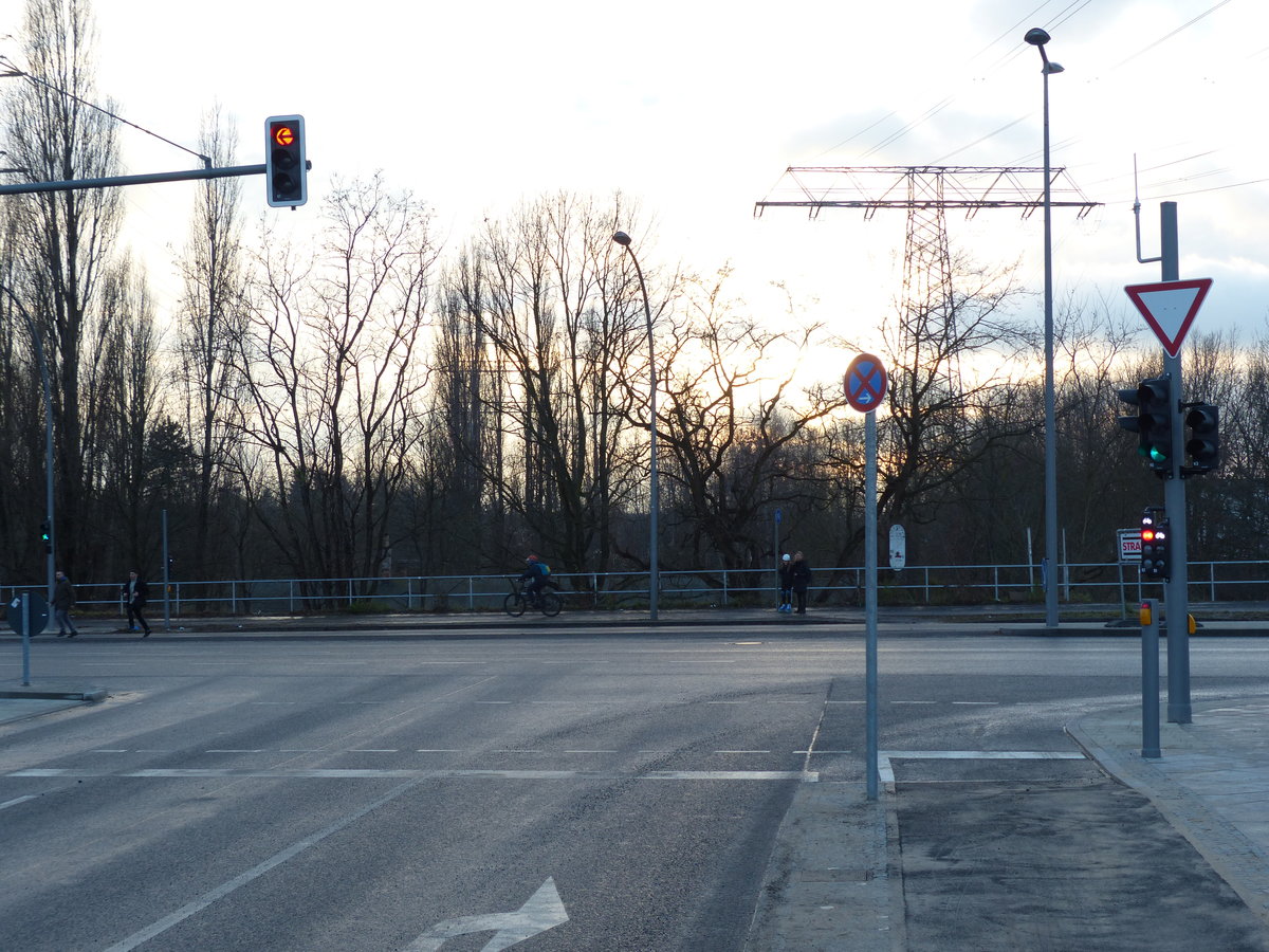 Die Fahrbahnampel zeigt grün, die Radwegampel zeigt rot. Radfahrer haben 10 Sekunden lang grün, ihre Grünphase beginnt etwa 4 Sekunden vor dem Fahrbahn-Grün. Die Grünphase auf der Fahrbahn ist etwas länger als 30 Sekunden! Es gibt also eine 6-Sekunden-Überschneidung beim Grün für Rechtsabbieger und geradeausfahrende Radfahrer, was jährlich zu vielen tödlichen Unfällen in Berlin führt. Keine Sicherheit für Radfahrer, dafür eine erheblich kürzere Grünphase. Minna-Todenhagen-Straße Ecke Köpenicker Landstraße, Berlin, 21.12.2017