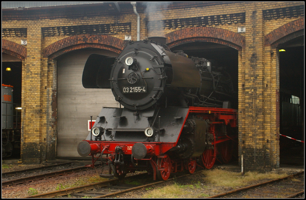 DR 03 2155-4 in Berlin-Schneweide am 20.09.2014. Whrend des 11. Berliner Eisenbahnfestes schaute die Lok auf das Treiben vor dem Lokschuppen.