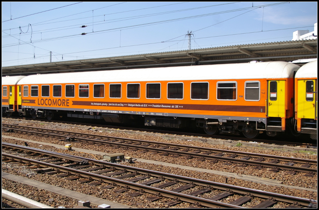 In Diensten von Locomore ist dieser 2. Klasse Sitzwagen der Gattung Bmz und war am 11.05.2017 im LOC 1819 von Berlin nach Stuttgart eingereiht. Da das Unternehmen am 12.05.2017 Insolvenz beantragte, wurden die Zugleistungen gestrichen und die Wagen im ehemaligen Talgo-Werk Berlin geparkt. Inzwischen sind sie auch von dort weg (A-RAILW 61 81 22-90 006-0 Bmz)