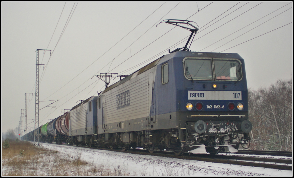 RBH 107 / 143 063 und RBH 112 mit einem Zans-Wagen am 28.01.2014 in der Berliner Wuhlheide