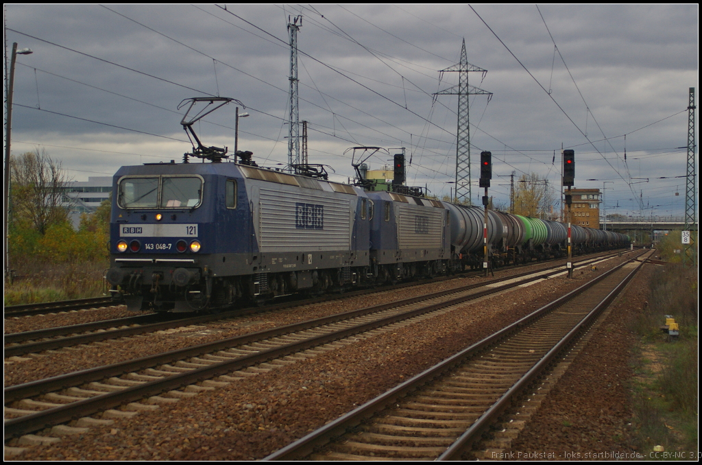 RBH 121 / 143 048 und RBH 125 mit einen Kesselwagen-Zug am 27.10.2013 in Berlin Schnefeld Flughafen
<br>
++ 23.09.2019 bei Bender, Opladen