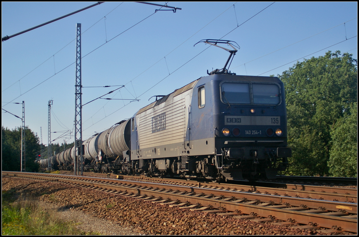 RBH 135 / 143 254-1 fuhr am Morgen des 30.08.2017 mit einem Kesselwagenzug am Bahnübergang Rudolf-Rühl-Allee in Berlin durch