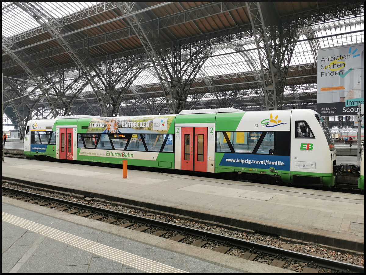 VT 314 der Erfurter Bahn stand mit Teilwerbung  Leipzig entdecken  am 20.03.2023 im Leipziger Hauptbahnhof. Natürlich musste versucht werden den Triebwagen auf den Chip zu bannen, immerhin trägt er Werbung der Heimatstadt. Leider ist ein Pfosten davor (95 80 0650 253-7 D-EB)
