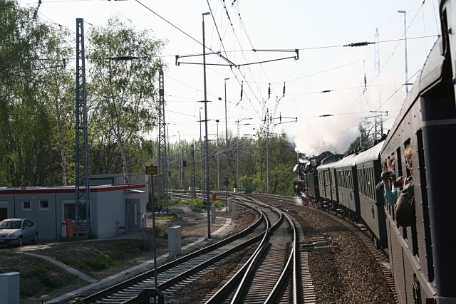 Blick voraus aus dem fahrenden Zug (Wolsztyn, 03.05.2008).