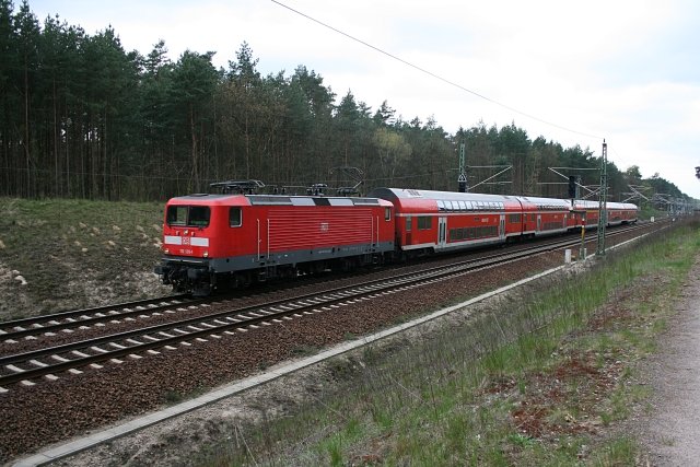 DB Regio 112 120-1 mit einem Regional-Express Richtung Erkner (gesichtet Grnheide Fangschleuse, 25.04.2008).