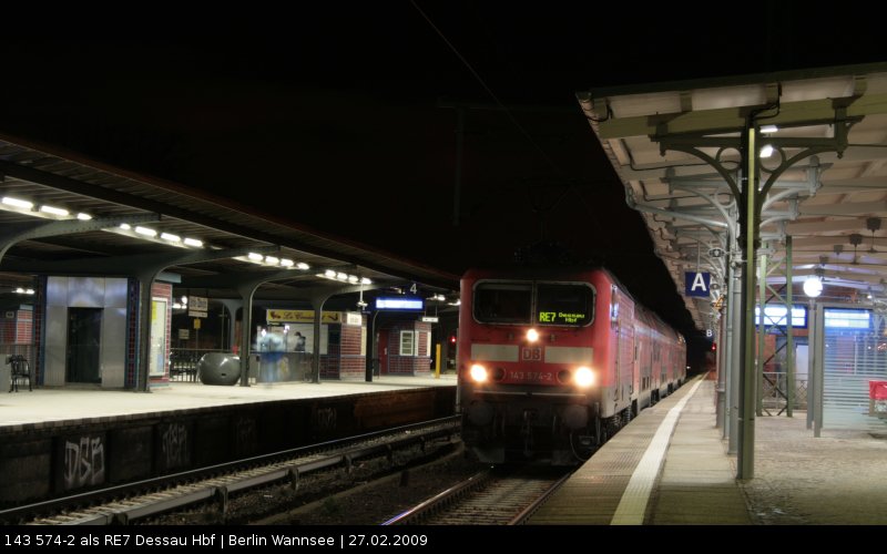 DB Regio 143 574-2 mit dem RE7 nach Dessau im sptabendlichen Bahnhof (gesichtet Berlin Wannsee, 27.02.2009)
<br><br>
Update: 12/2015 in Braunschweig z; 04/2016 berfhrt nach Opladen; ++ 05.04.2016 Opladen
