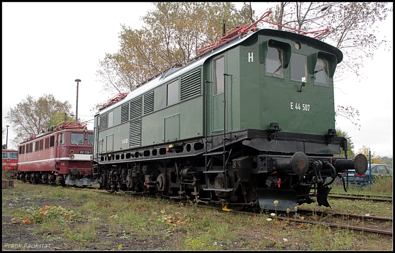 E 44 507 steht mit mehreren anderen historischen Lokomotiven auf dem Bw-Gelände (Leihgabe DB Museum Nürnberg, Eisenbahnfest des TEV zum Weimarer Zwiebelmarkt, Weimar 10.10.2009)