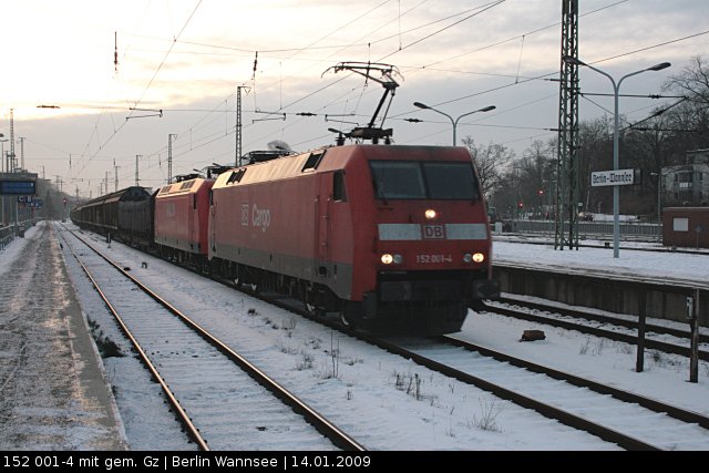 Railion 152 001-4 kommt mit einem gemischtem Gterzug am 14.01.2009 durch den verschneiten Bahnhof Berlin-Wannsee. Die Lok wurde 1996 gebaut und ein Jahr spter an die Deutsche Bahn AG, GB Traktion, bergeben.