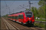 DB Regio 442 326 fuhr am 11.05.2017 als RB24 Eberswalde Hbf nach dem planmigen Halt aus dem Bahnhof Berlin-Hohenschnhausen ab.