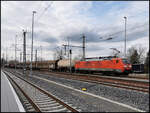 Mit einem gemischten Güterzug kam DB Cargo 189 057 bei bedecktem Himmel durch Leipzig-Thekla, 21.03.2023 (91 80 6189 057-3 D-DB)
