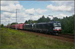 Angemietet von MRCE fuhr DB Cargo X4 E-615 und 193 600 mit dem Kohlependel am 23.08.2014 durch die Berliner Wuhlheide (NVR-Nummer 91 80 6193 615-2 D-DISPO)