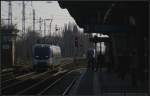 Entlang des Bahnsteigs: NEB VT 643.16 / 643 372 fhrt an der auerhalb des Bahnhofs wartenden NE27 nach Wensickendorf vorbei (gesehen Berlin-Karow 26.03.2012)