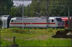 DB Fernverkehr 146 562-4 steht mit sechs IC-Dosto auf einem Gleis auf dem Bombardier-Gelnde am 13.08.2014 in Hennigsdorf b. Berlin (NVR-Nummer 91 80 6146 562-4 D-DB, durch Zaun fotografiert)