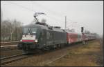 Da die KISS-Triebzge noch keine Freigabe vom EBA haben, muss auf die ODEG auf dem RE4 mit Leihfahrzeugen fahren. Hier fhrt der mit ES 64 U2-097 / 182 597-5 (MRCE) bespannte Zug am 20.12.2012 in Berlin-Jungfernheide ein.