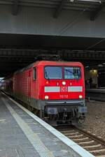 Whrend die meisten lokbespannten Zge der DB in Berlin und Brandenburg seit Dezember 2022 mit den Baureihen 146, 147 und 182 verkehren, kommen vereinzelt nach wie vor Loks der Baureihe 112 zum Einsatz. 112 112 war am 13.12.2022 auf der Linie RE2 im Einsatz, hier in Berlin-Ostkreuz.
