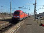 182 024 schiebt ihre Regionalbahn aus Eisenach nach Halle.