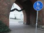 radwege-negativ Radfahren auf dem Zebrastreifen - nicht verboten, aber ohne den Vorrang, den Fu�g�nger genie�en. Radwege auf Fu�g�nger�berwege zu f�hren spielt Verkehrsteilnehmer gegeneinander aus. 31.12.2011