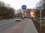 radwege-negativ Helmpflicht f�r Radfahrer - ein hei� diskutiertes Thema. Das hier zu sehende Radwegschild h�ngt sehr tief, der Helm sch�tzt. Beim �blichen Radwegeunfall - Radfahrer landen unter rechtsabbiegenden Lkw - ist die Schutzwirkung des Helmes hingegen eher gering. K�nigs Wusterhausen, 10.12.2011