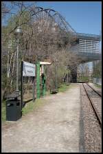 Impression: Blick von einem Bahnsteig mit altem Zugzielanzeiger auf das moderne Verwaltungsgebude des Museums (Deutsches Technikmuseum Berlin 18.04.2010)