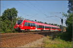 DB Regio 442 329-9 war auf Probefahrt, so die Auskunft in der Fahrtrichtungsanzeige des 5-teiligen Talent 2, als er am 30.08.2017 kurz hinter dem Bahnbergang der Rudolf-Rhl-Allee in Berlin