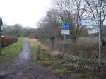 unsinnige Schilder Zeichen 240, getrennter Geh- und  Radweg. Man nehme einen Matschweg, ein falsches Verkehrszeichen - fertig ist die Fahrradroute, mit der man Touristen anlockt. Putbus, 2.1.2011