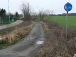 unsinnige Schilder Beim getrennten Fu�- und Radweg werden Fu�g�nger durch einen mindestens 30 Zentimeter breiten optisch kontrastierenden Streifen voneinander getrennt. Putbus, 2.1.2012