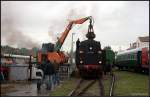 50 3501 wird mit einem Bagger bekohlt (Eisenbahnfest des TEV zum Weimarer Zwiebelfest, Weimar 10.10.2009)