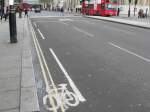 Eine Radspur in London nahe dem Trafalgar Square. Viel Spa beim Balancieren ... April 2012