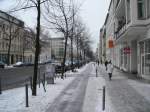 Winterdienst auf Radwegen. Dass Radwege berhaupt von Schnee gerumt werden, ist eine Ausnahme. Hier in der Brunnenstrae in Berlin Mitte ist dadurch eine gefhrliche Eisbahn mit Spurrillen geworden. 7.1.2009